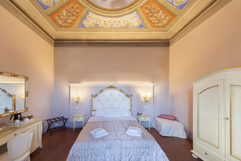 DELUXE, DOUBLE OR TWIN BED