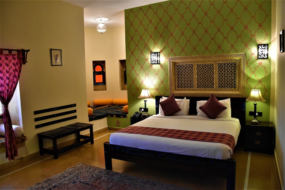 DELUXE, DOUBLE OR TWIN BED