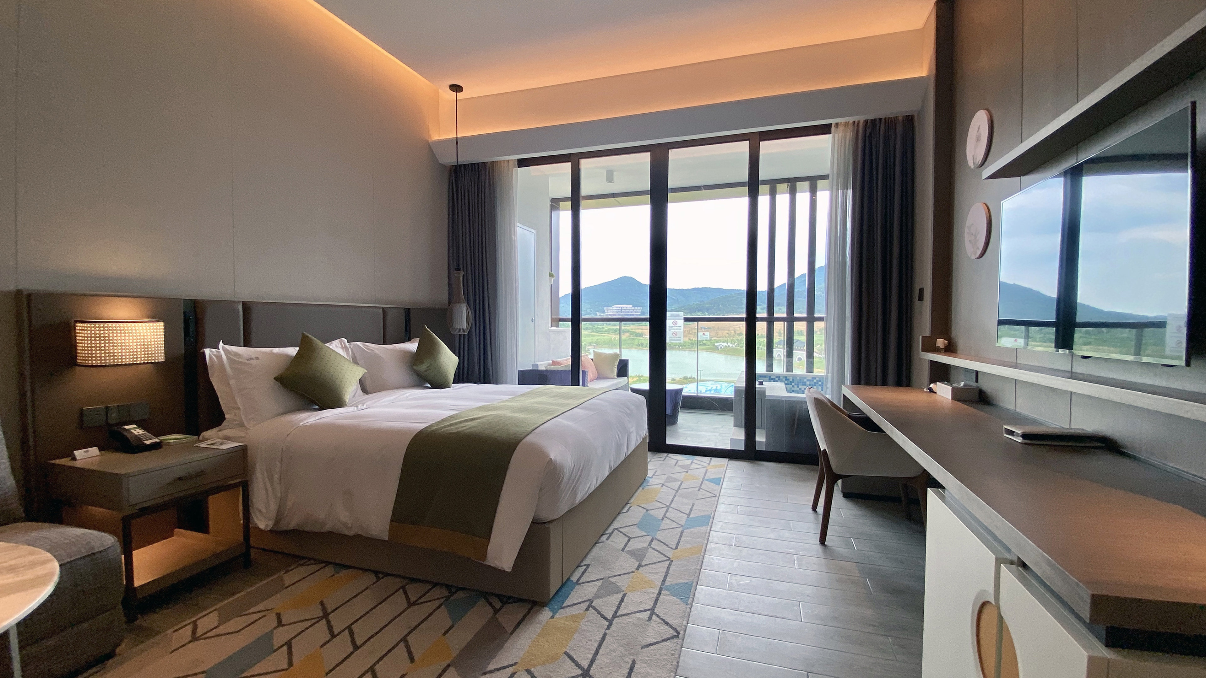 غرفة قياسية بسرير كينج بإطلالة على البحيرة، Holiday Inn Resort Maoshan Hot-Spring 7/10