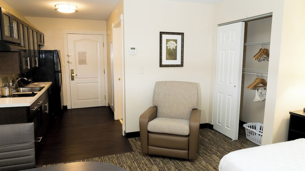 Candlewood Suites St. Joseph Benton Harbor 22/38