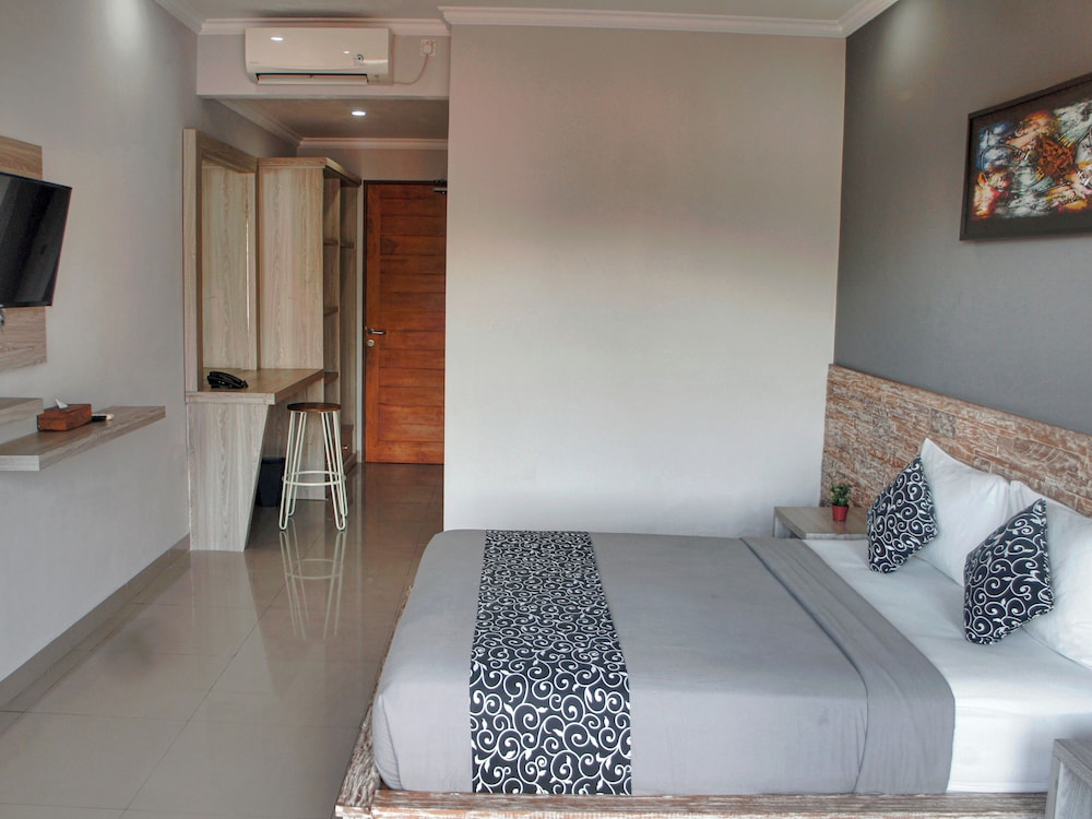 Standard, Queen Bed, D'Sarian Seminyak 5/10