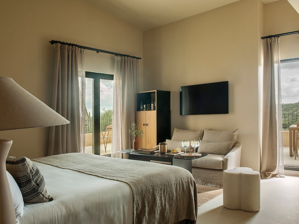 PREMIUM, SUITE, VALLEY VIEW