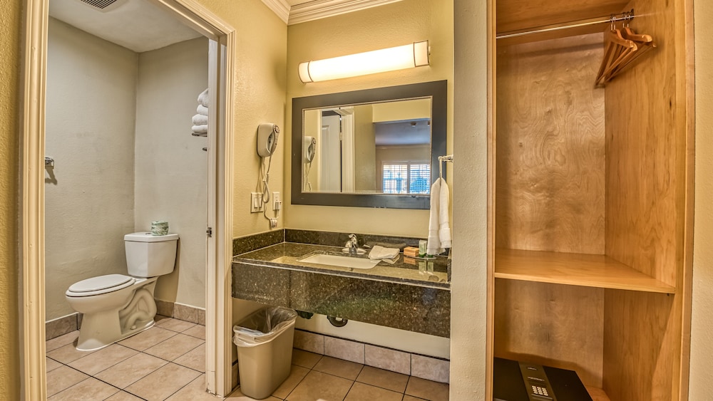 Hollywood City Inn 35/60