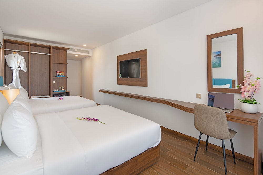 DELUXE, TWIN BEDS, PARTIAL CITY AND RIVER VIEW