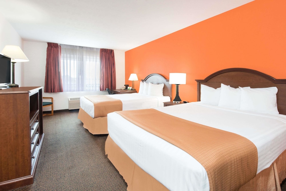 Howard Johnson by Wyndham Oacoma Hotel and Suites 11/31