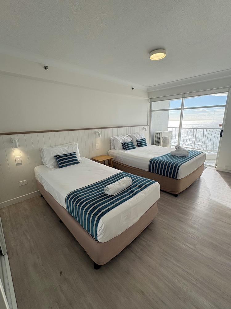 شقة فاخرة بسريرين كوين بإطلالة على البحر، Burleigh Surf Apartments 2/5
