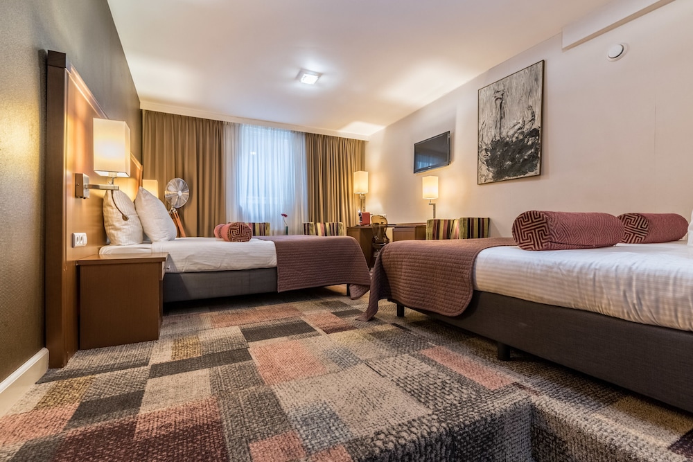 ROOM, QUADRUPLE