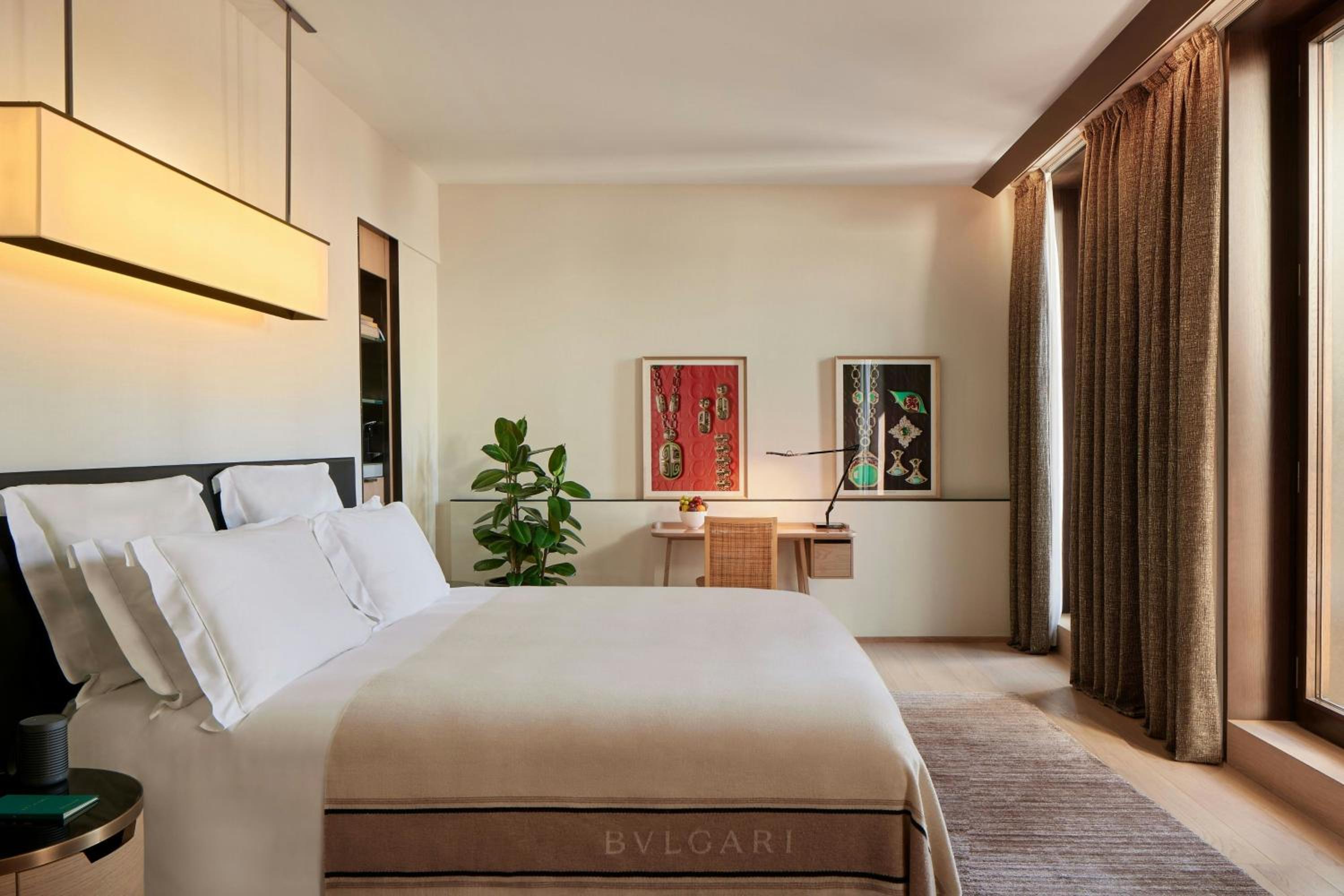 Guest Room, Deluxe, King Bed