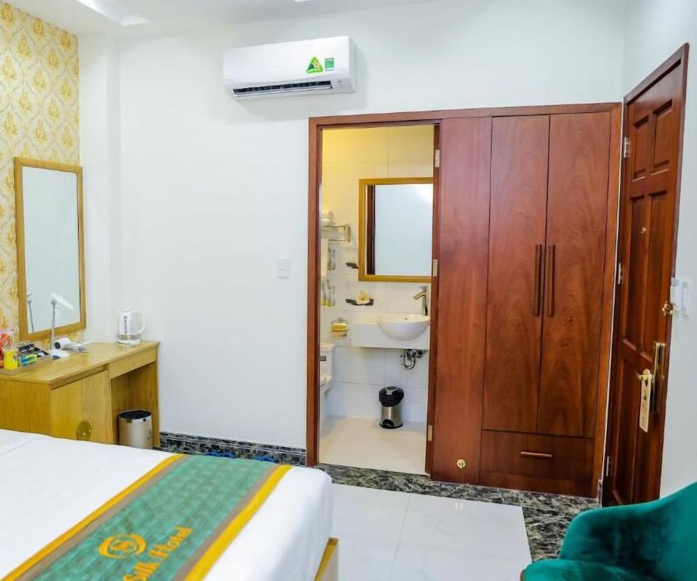 RedDoorz Plus near Tan Son Nhat airport 2 42/50