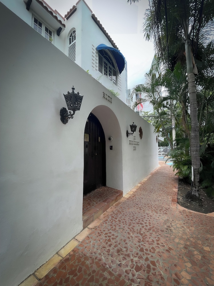 At Wind Chimes Boutique Hotel 69/77