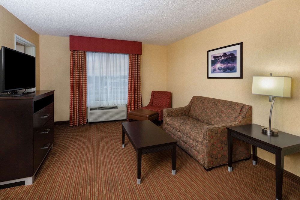 La Quinta Inn Suites Warner Robins 40/62