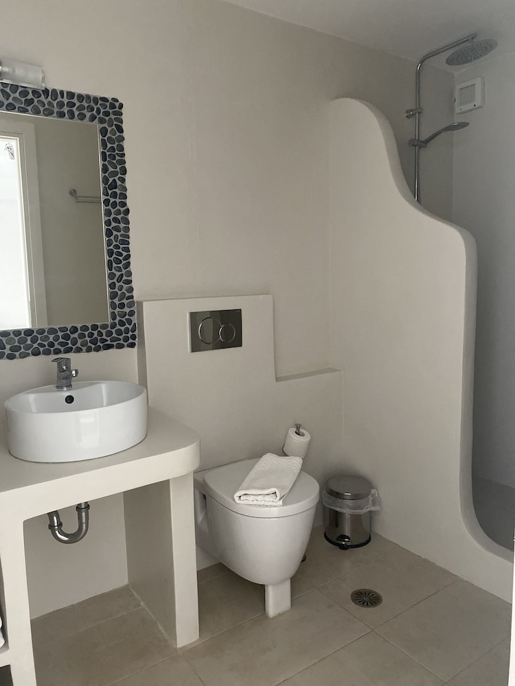 APARTMENT, TRIPLE, 3 BEDS, KITCHENETTE