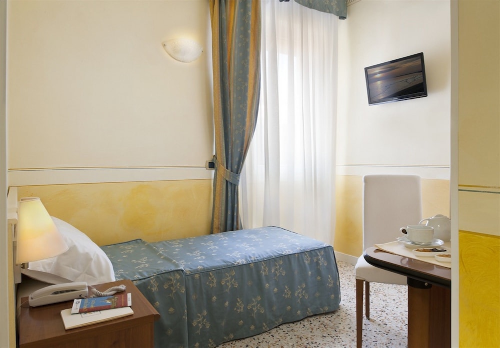 Karinzia Hotel 23/76