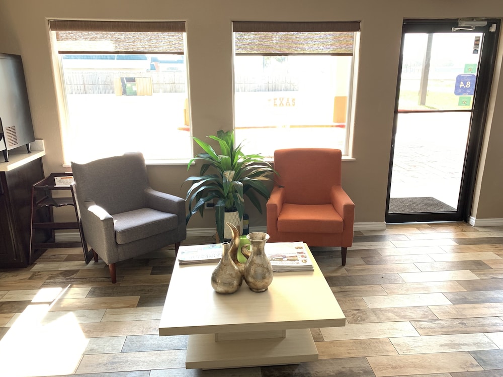 Days Inn By Wyndham Orange 18/25