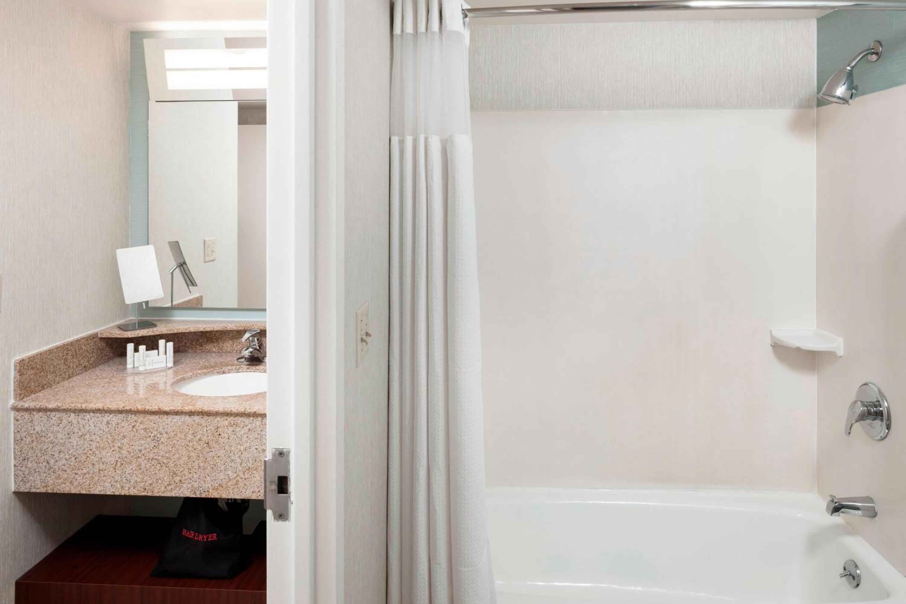 Guest Room, Deluxe, King Bed, Ocean Front, Sofa, Balcony، Courtyard Virginia Beach Oceanfront South 4/5