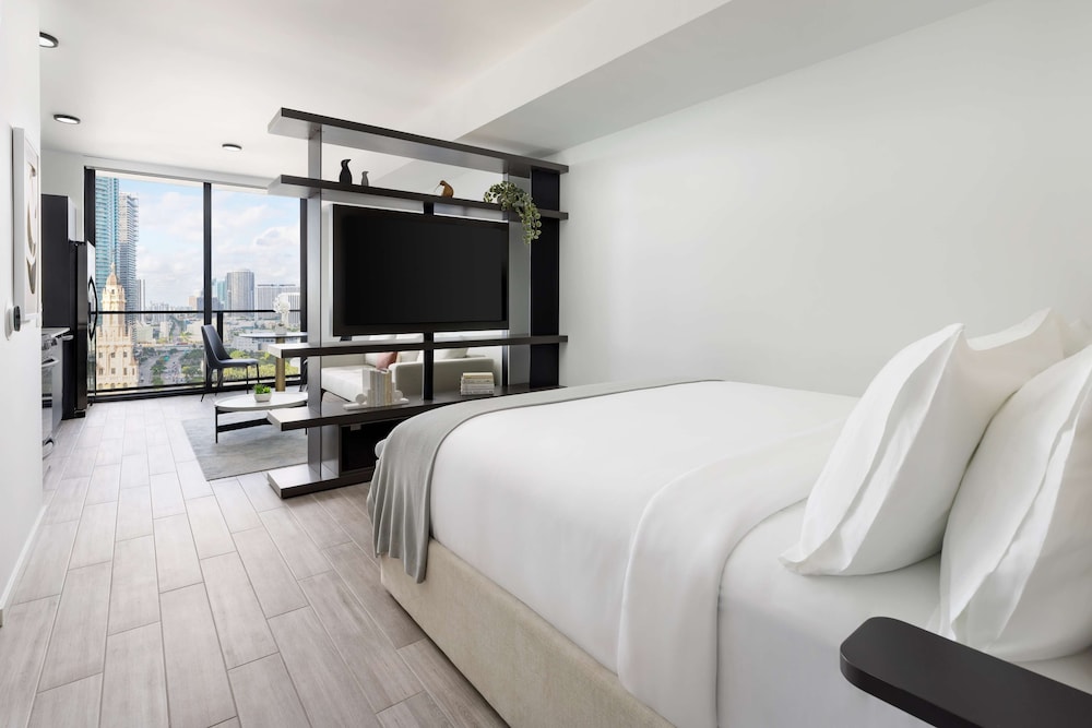 STUDIO, KING BED, BAY VIEW