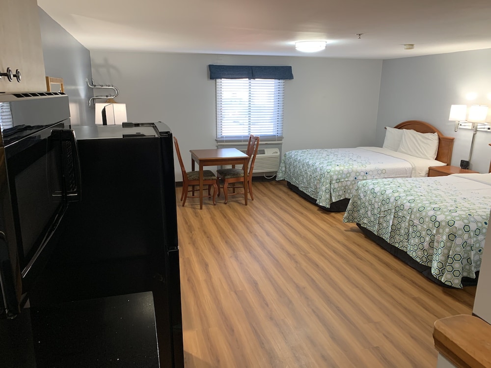 Econo Lodge Inn Suites 14/35