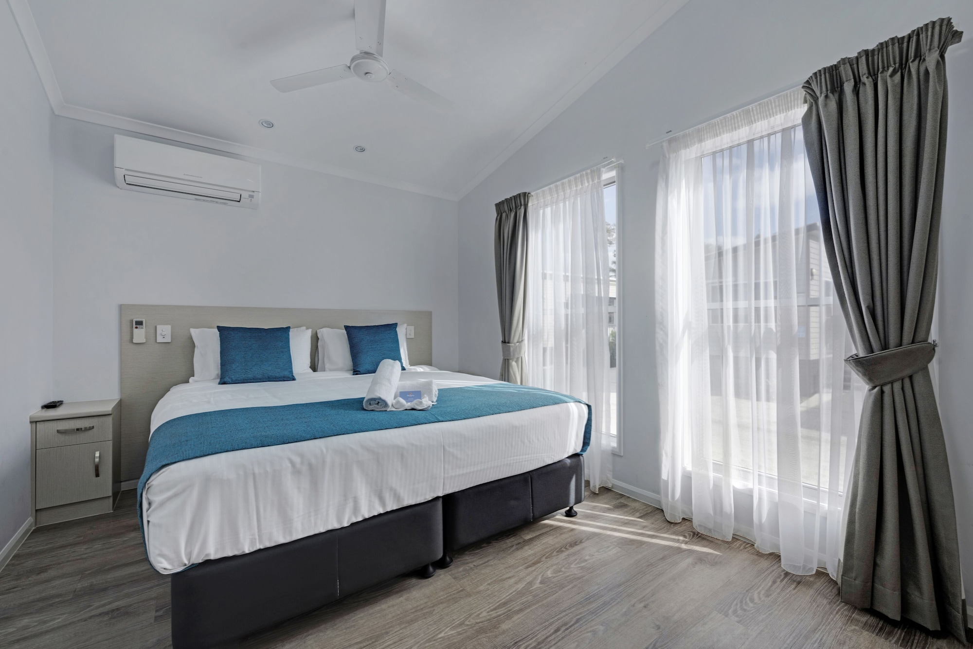 2 Bedrooms, Deluxe, King Bed, 2 Bunk Beds, Lake Side, Shared Bathroom