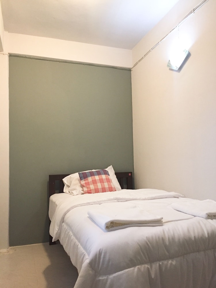 PRIVATE, SINGLE, SHARED BATHROOM