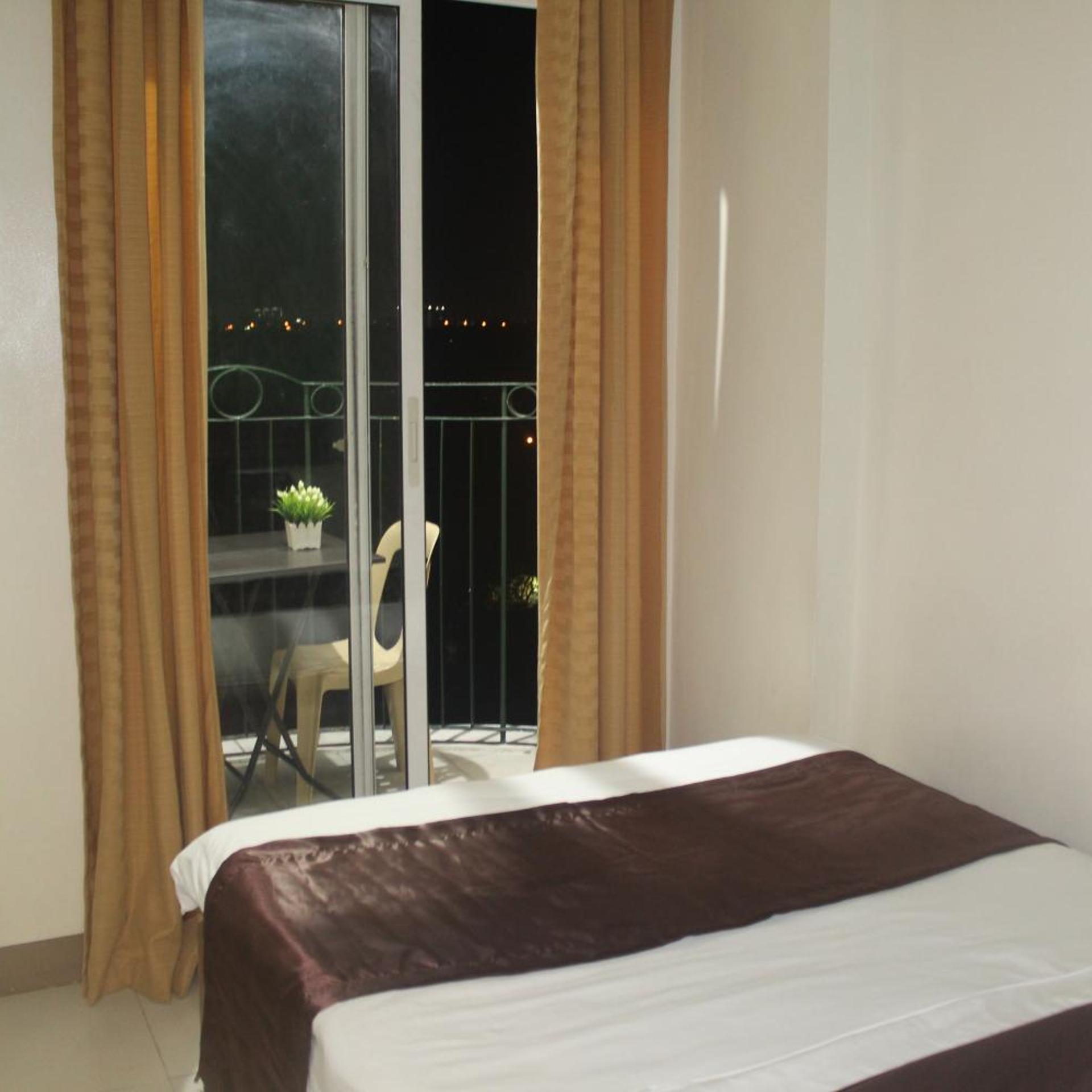 Chateau Elysee Near Airport SM 23/50