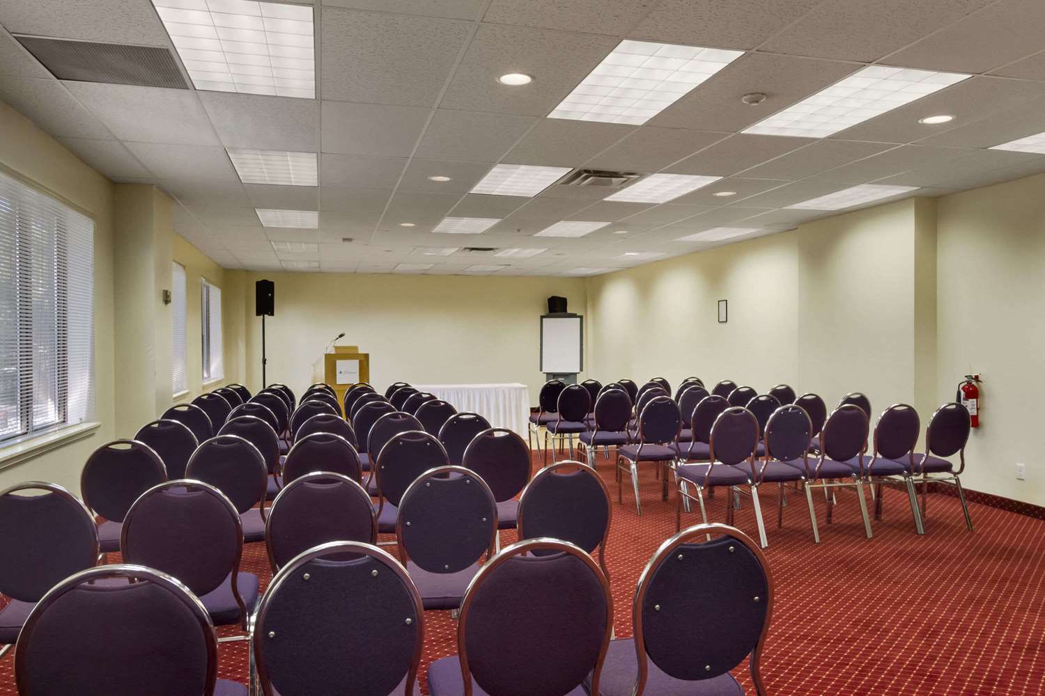 Ramada by Wyndham Belleville Harbourview Conference Centre 6/13