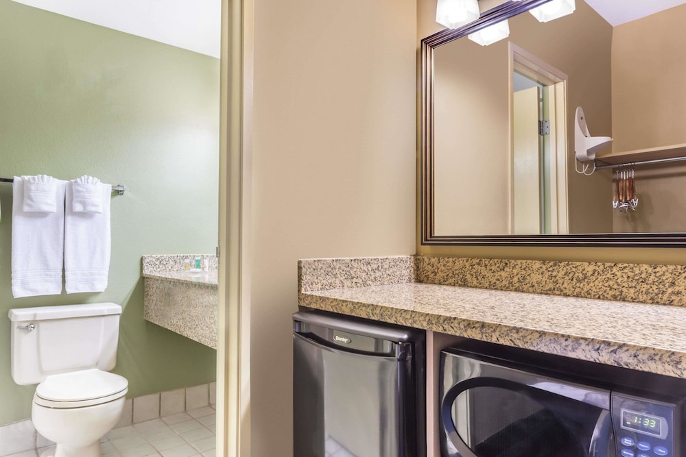 Days Inn & Suites by Wyndham Mesa Near Phoenix 10/36