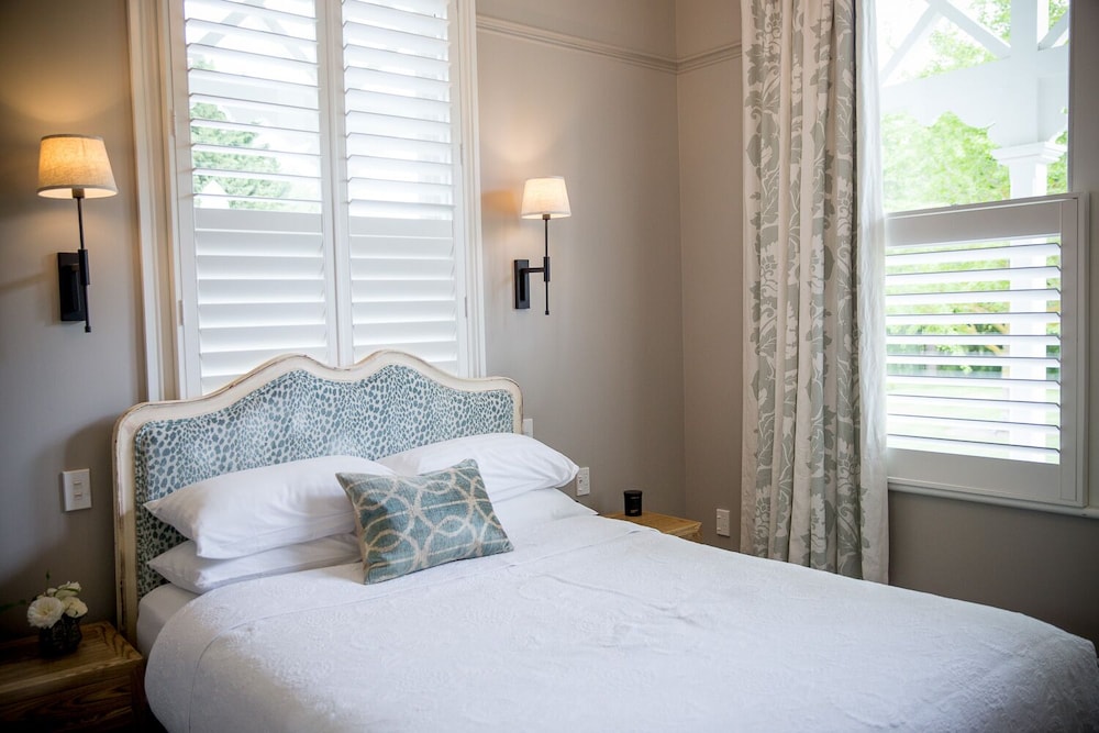 غرفة كلاسيكية بسرير كوين بإطلالة على الحديقة