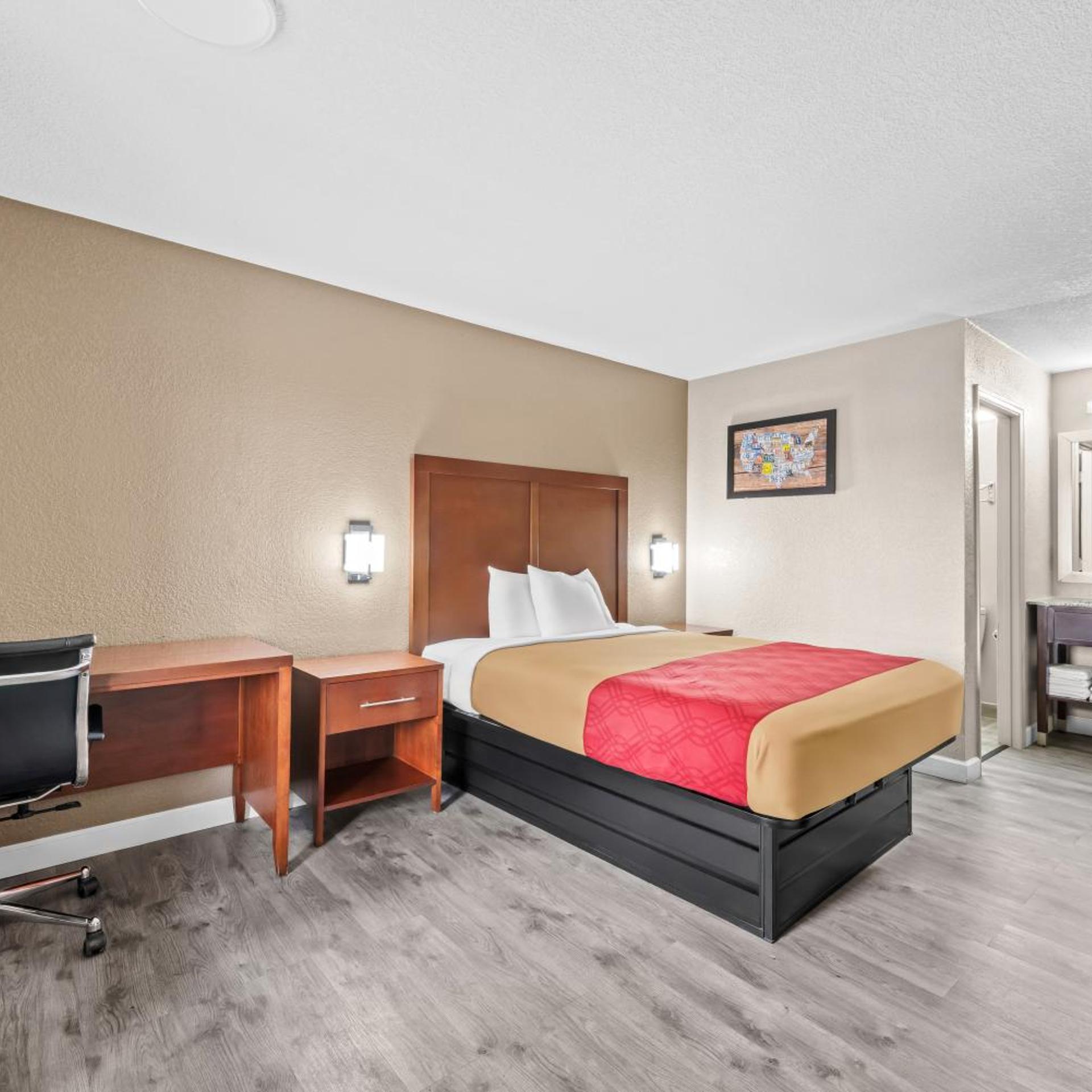 Room, Queen Bed, Exterior Entrance