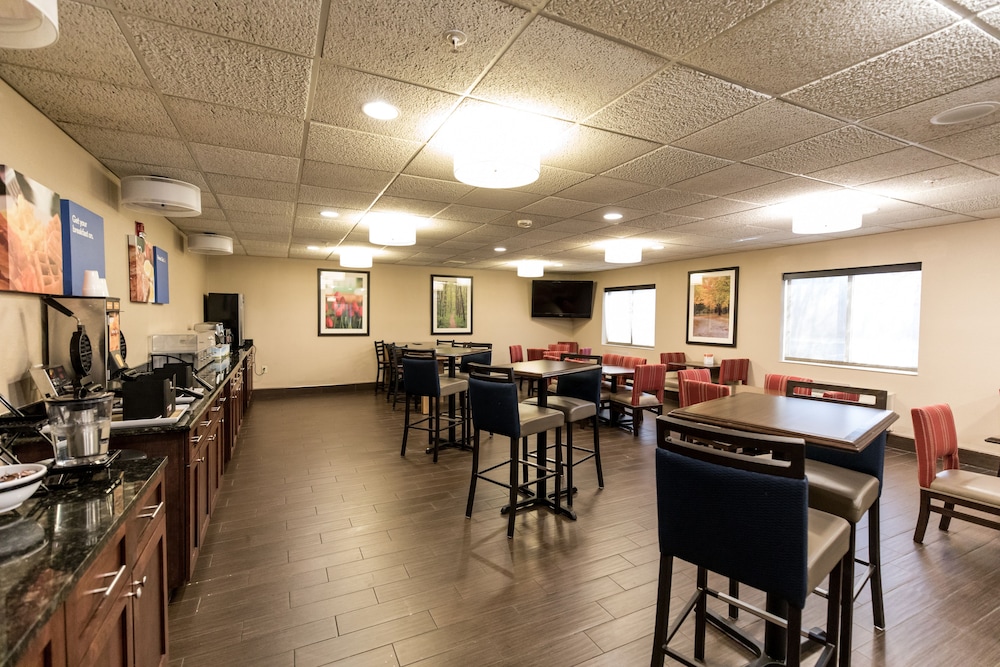 COMFORT INN AND SUITES PAW PAW — 7