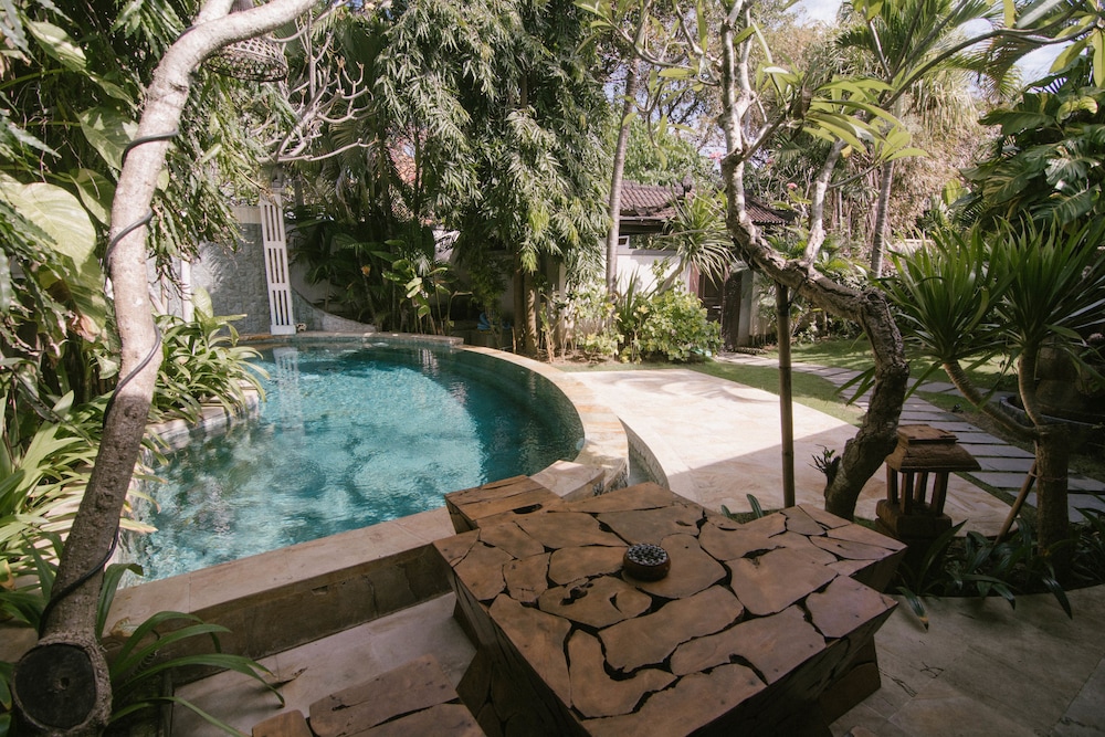 Bale Seminyak 11/16