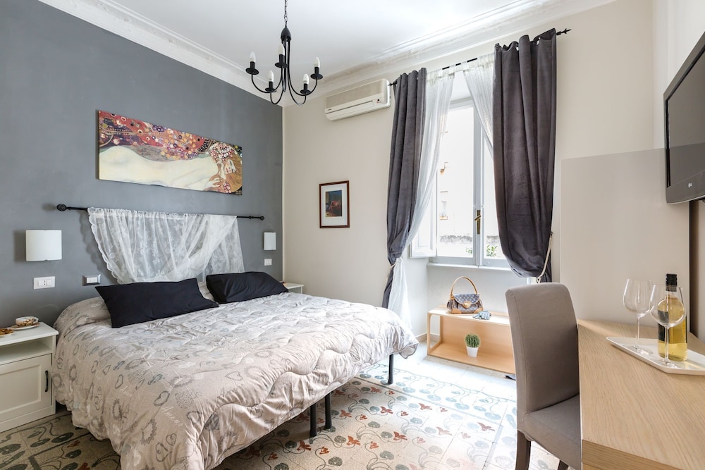 SUPERIOR, DOUBLE BED, COURTYARD VIEW
