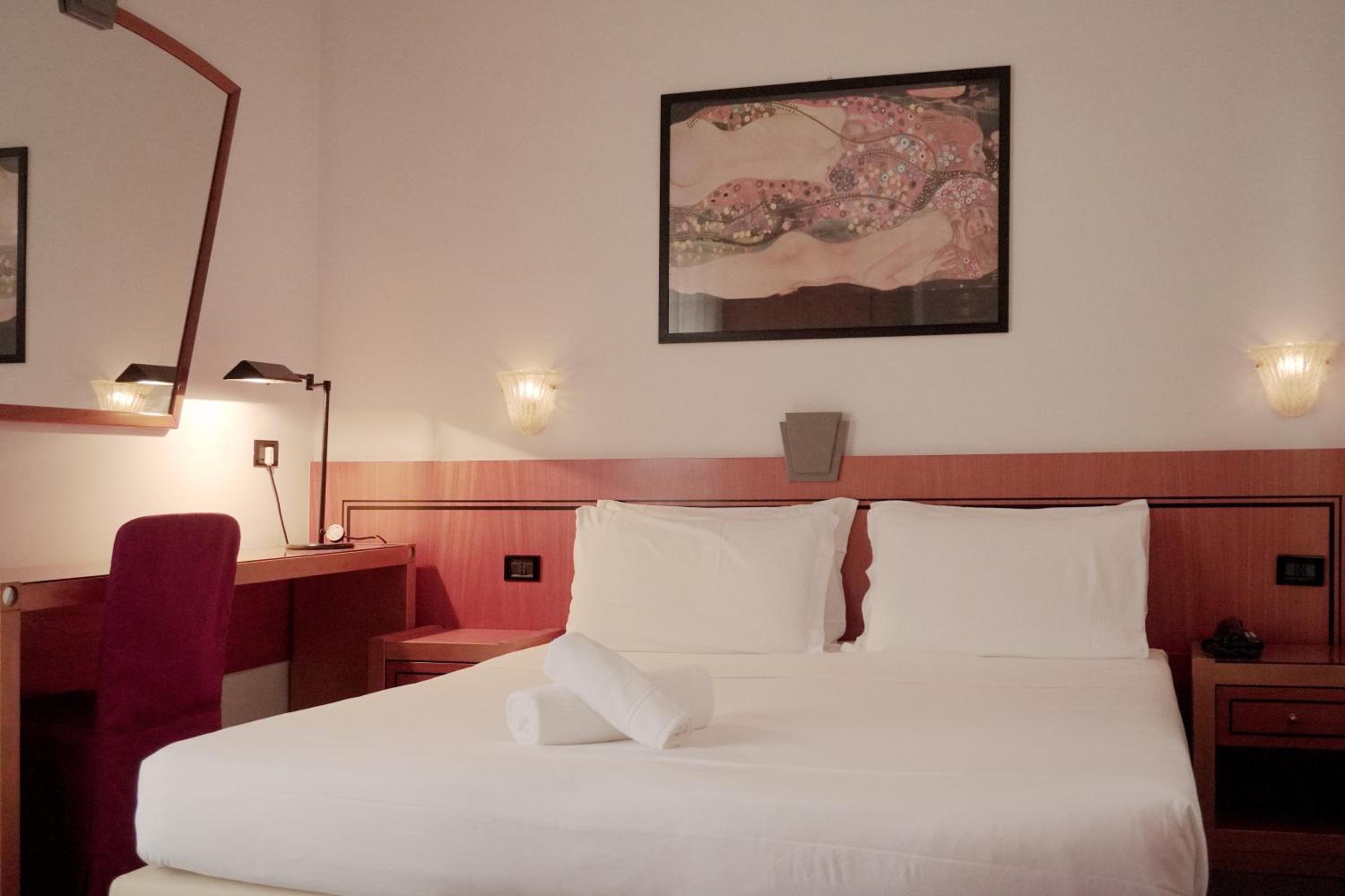 Deluxe, Double Bed, Lateral Side Sea View