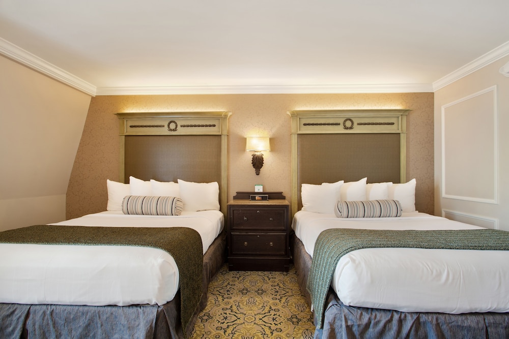 DELUXE, 2 QUEEN BEDS
