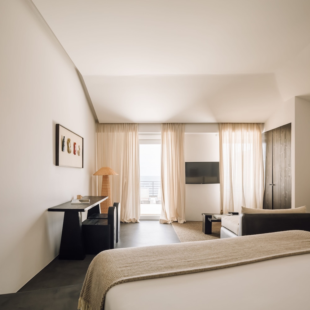 White Exclusive Suites And Villas 15/38