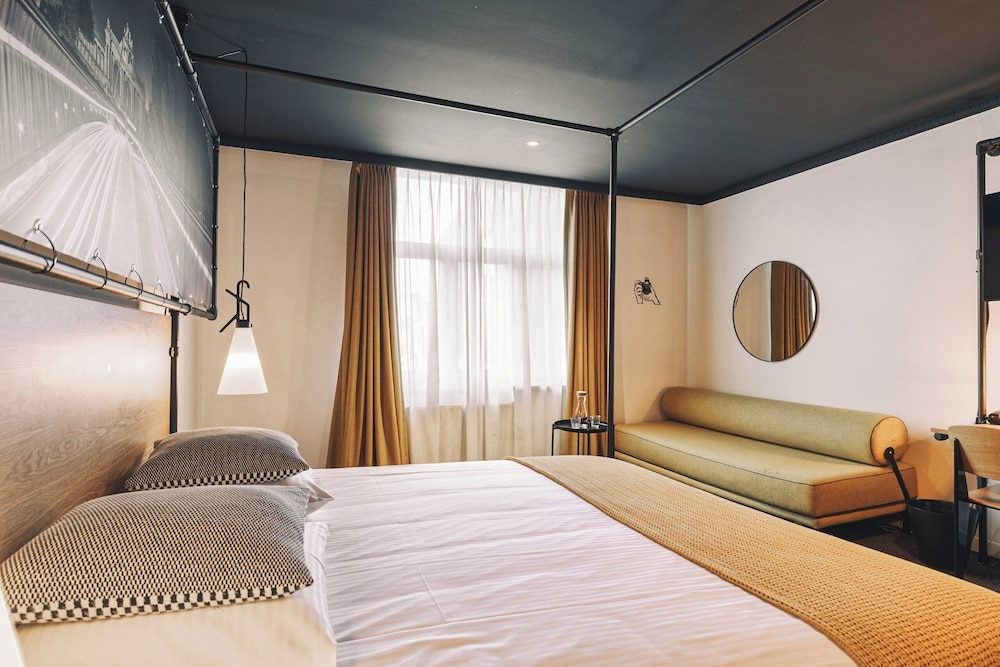 ROOM, DOUBLE BED