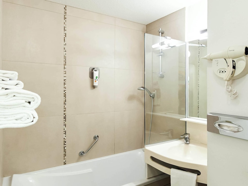 جناح متصل عائلي بسرير مزدوج وسريرين منفصلين، Ibis Styles Ouistreham 4/6