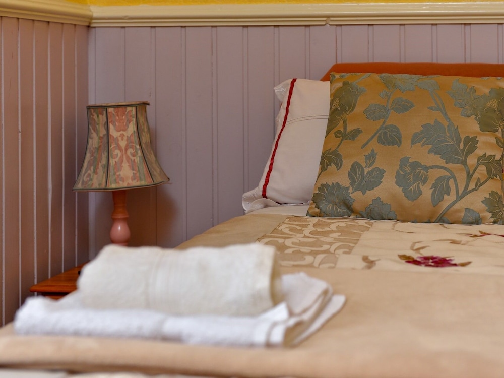 Warren Guest House 26/34