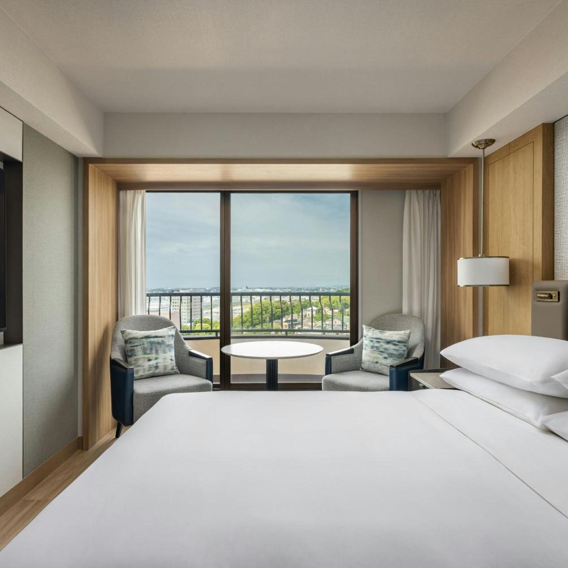Club, Queen Bed