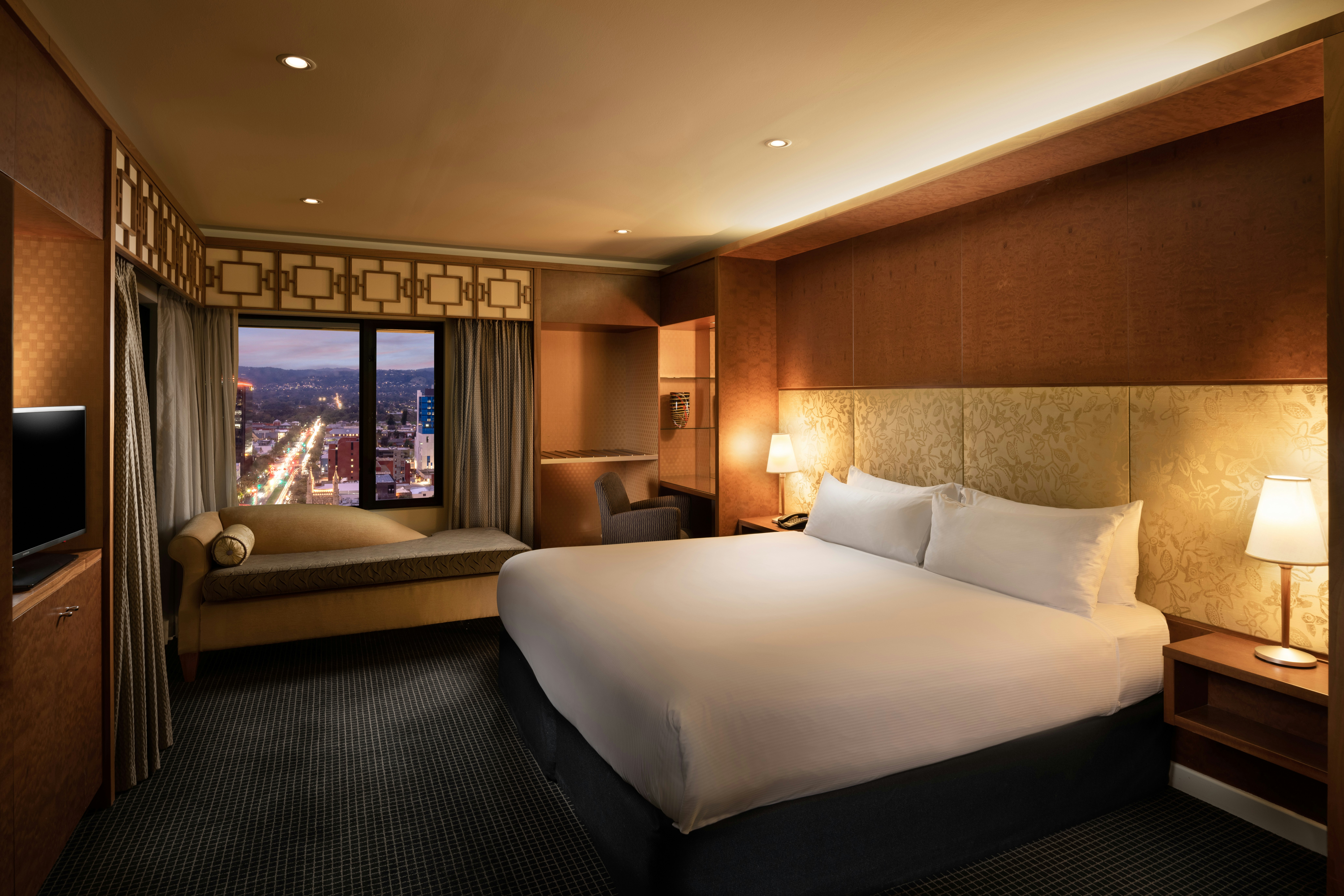 EXECUTIVE, SUITE, KING BED