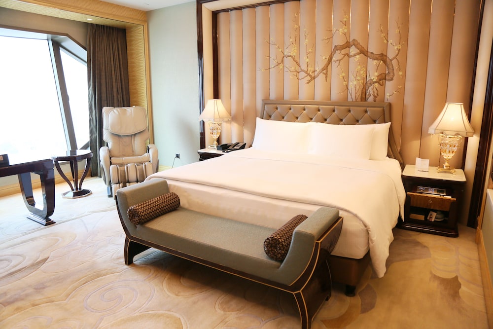 Grand, Deluxe, King Bed