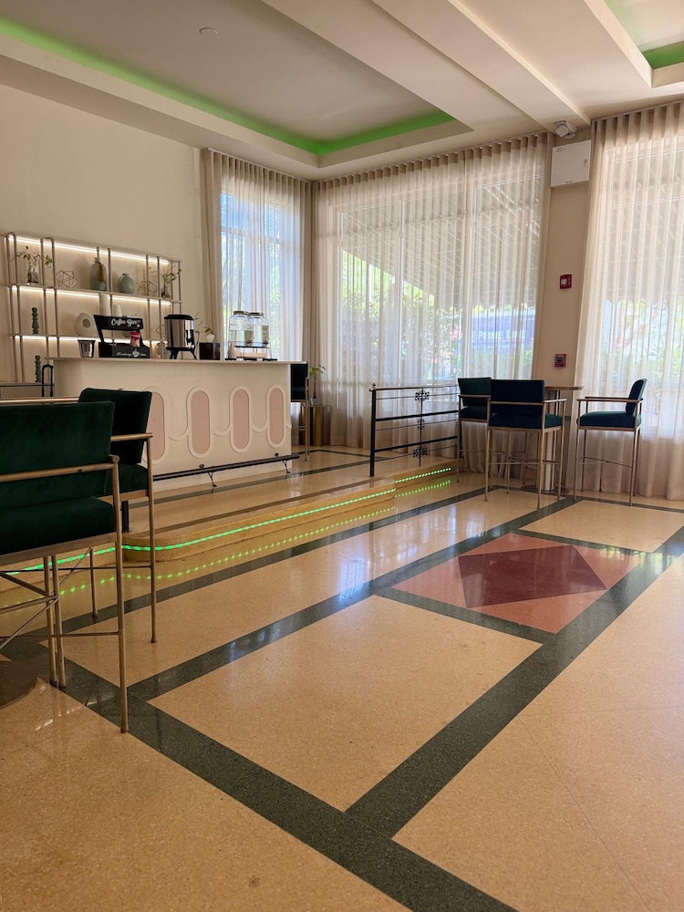 CREST Hotel & Suites 33/66