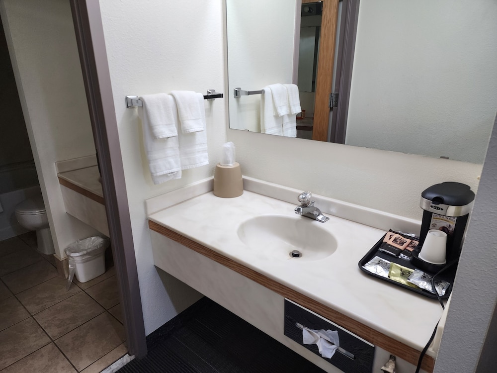 Alex Hotel and Suites Anchorage Airport 66/66