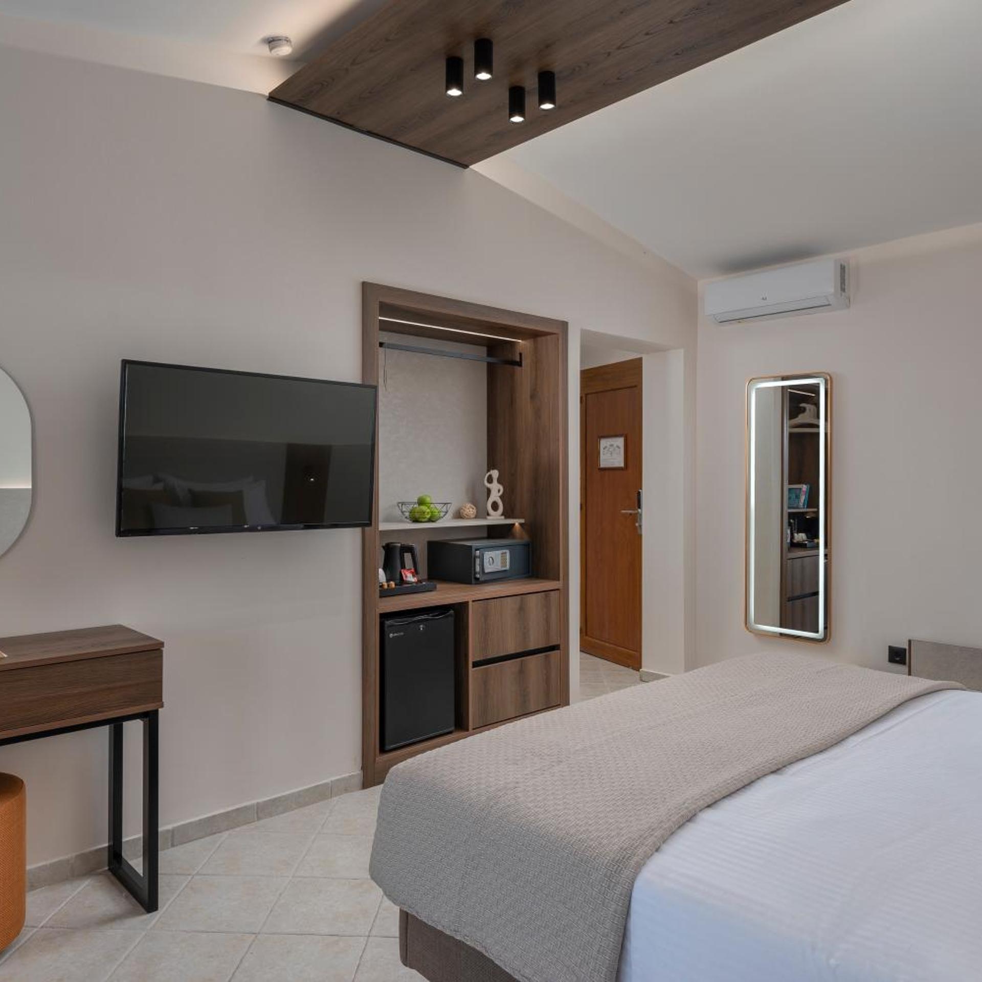 غرفة قياسية ثلاثية، Alia Palace - Adults Only 4/9