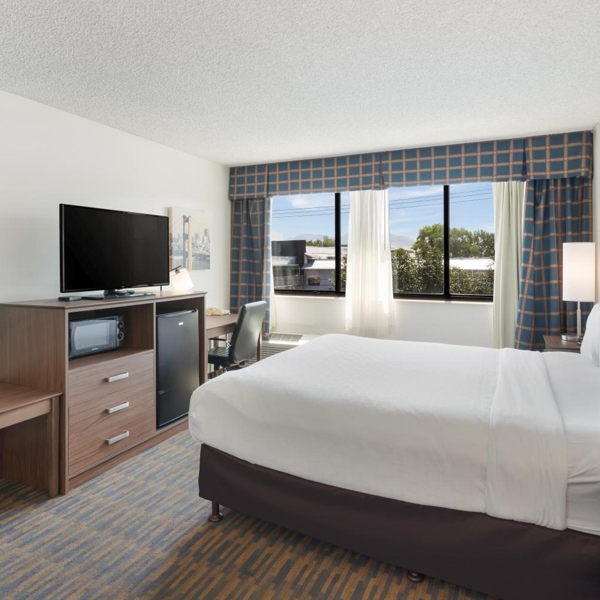 Interior, Tower, King Bed, Accessible