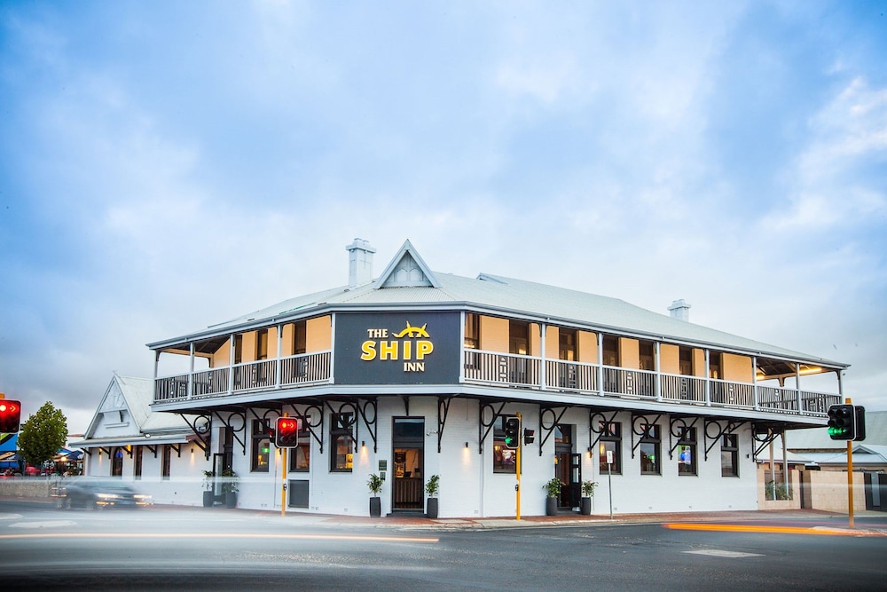Nightcap at the Ship Inn (ex The Royal Palms Resort) 1/66