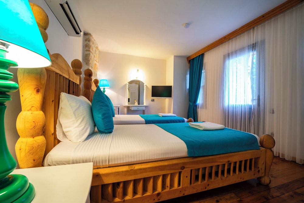 ROOM, DOUBLE OR TWIN BED, POOL VIEW