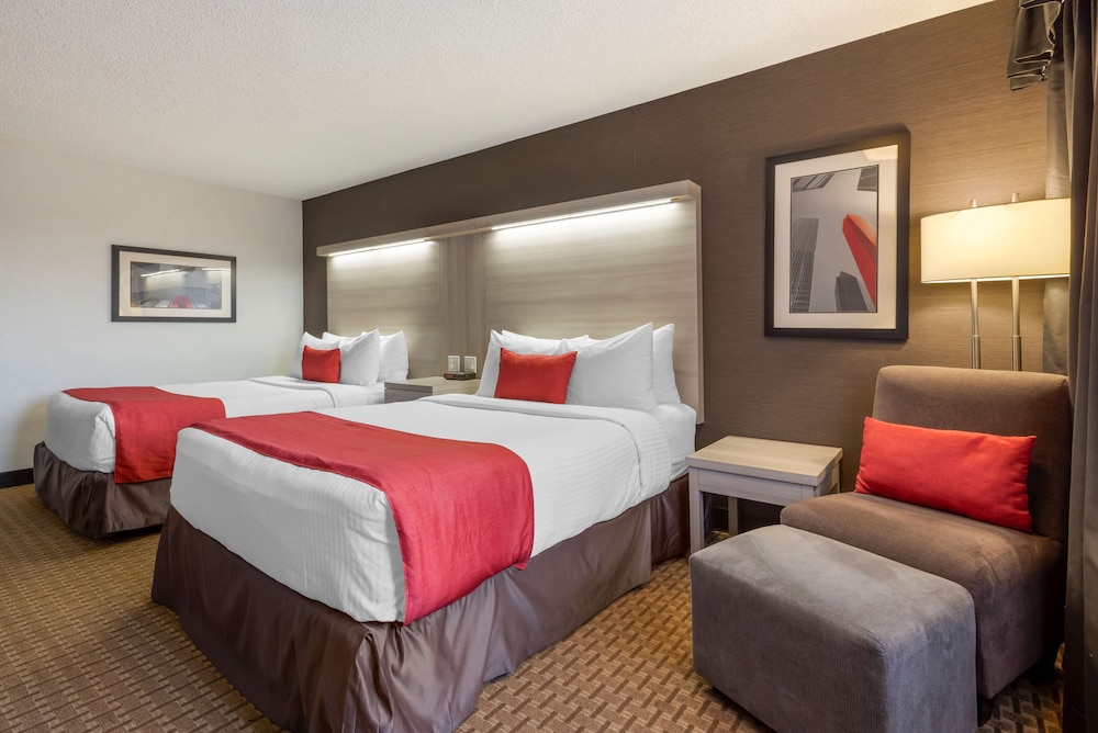 غرفة قياسية بسريرين كوين يُسمح فيها بالحيوانات الأليفة، Village Park Inn Calgary 3/6