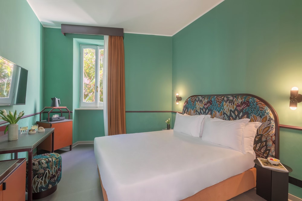 SUPERIOR, DOUBLE OR TWIN BED