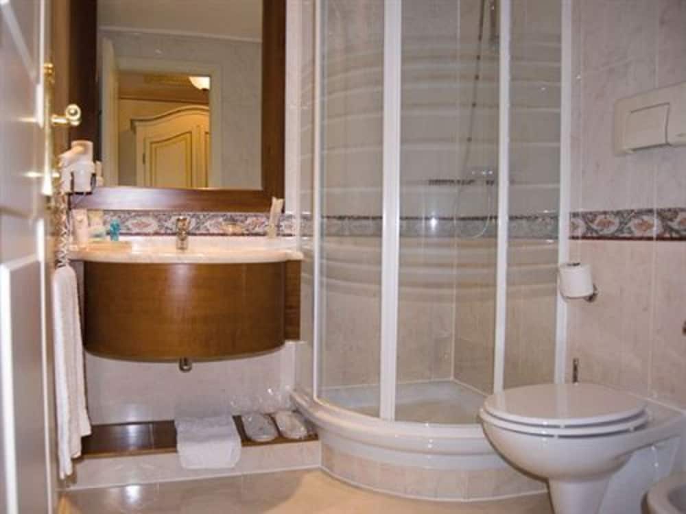 Vip's Motel Luxury Accommodation & Spa 66/72