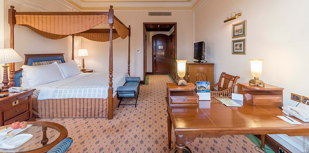THE OBEROI GRAND 33/81